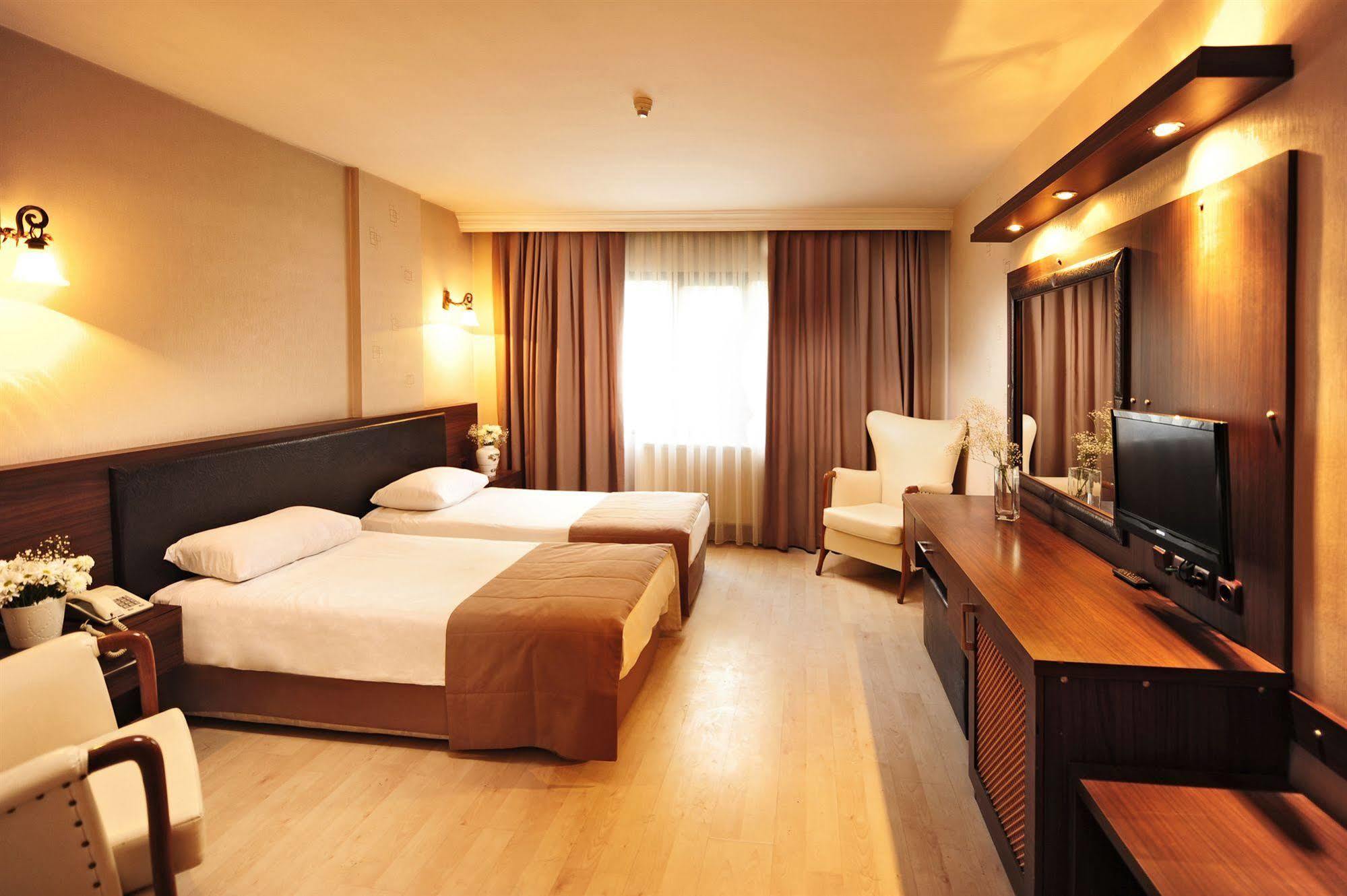 Uestuen Hotel Alsancak Измир Екстериор снимка