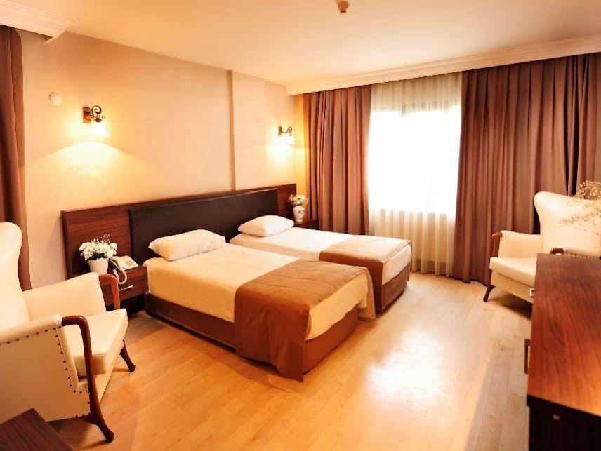 Uestuen Hotel Alsancak Измир Екстериор снимка
