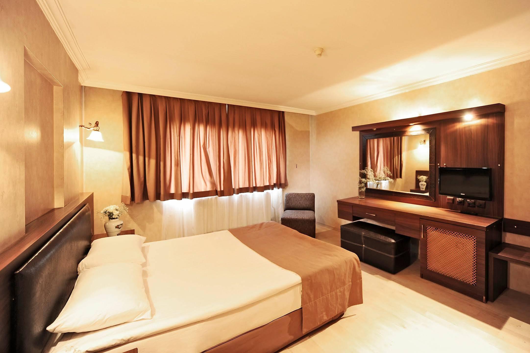 Uestuen Hotel Alsancak Измир Екстериор снимка
